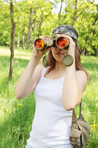 Giovane Donna Guardando Attraverso Binocoli Sulla Natura — Foto Stock