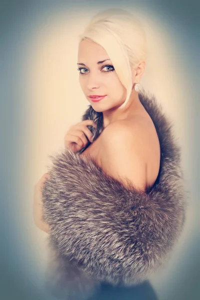 Portrait Beautiful Woman Fur Cape — Stock Photo, Image