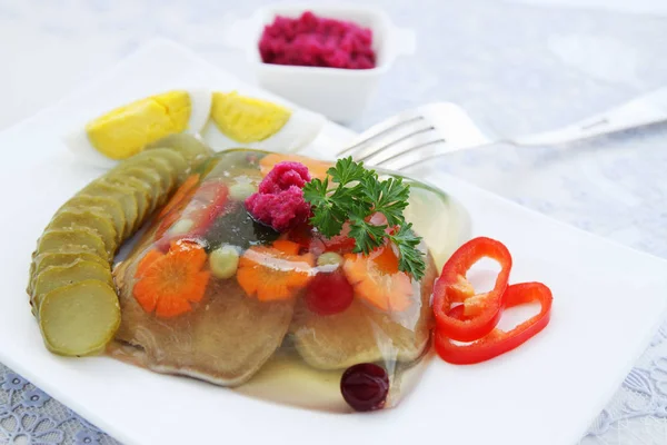 Gelatinerad Nötkött Tungan Med Pepparrot Och Grönsaker — Stockfoto