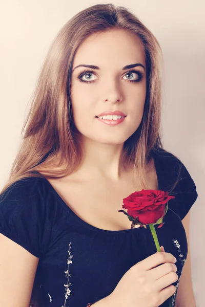 Mooie Jonge Vrouw Houdt Een Rode Roos — Stockfoto