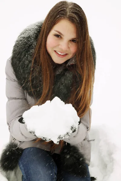 Eine Junge Frau Hält Einen Haufen Schnee — Stockfoto