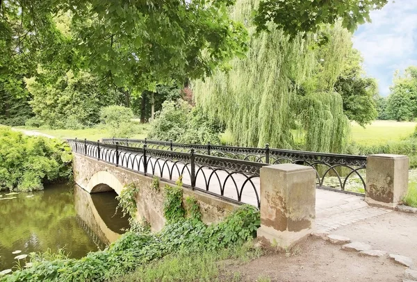 Starożytne Skale Mostu Przez Staw Parku — Zdjęcie stockowe