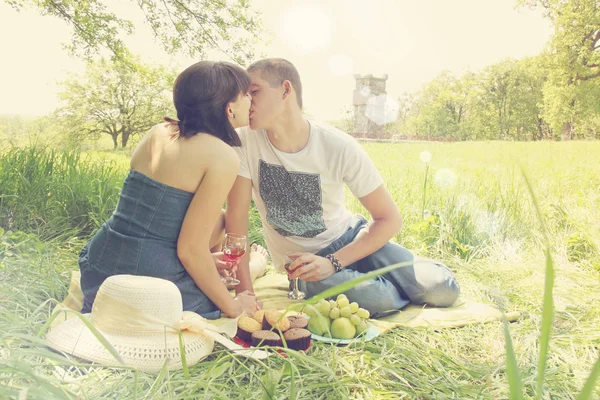 ワインとピクニックに若いカップル — ストック写真