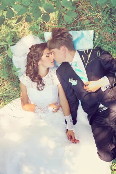 新娘和新郎躺在草地上 顶视图 — 图库照片