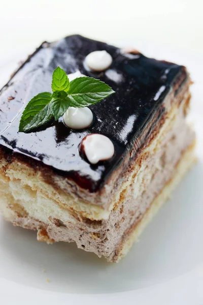 Stück Kuchen Mit Sahne Und Schokoladenglasur — Stockfoto