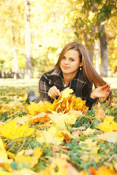 Mladá Hezká Žena Podzimním Parku — Stock fotografie