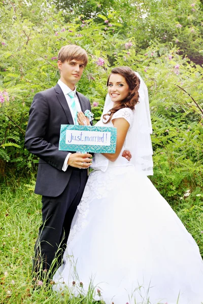 Newlyweds Holding Tablet Just Married Hand — Stock Photo, Image