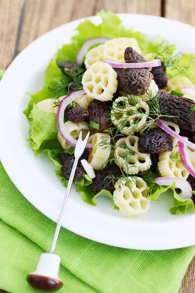 Pasta Con Morel Tostada Cebolla Lechuga — Foto de Stock