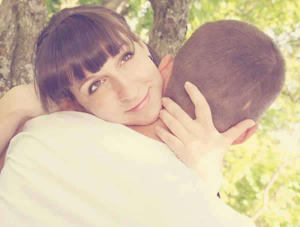 Romantic Couple Hugging Woods Tree — Stock Photo, Image