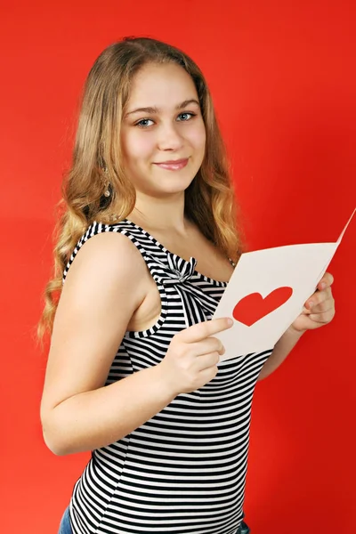 Junge Frau Liest Eine Grußkarte Mit Herz — Stockfoto