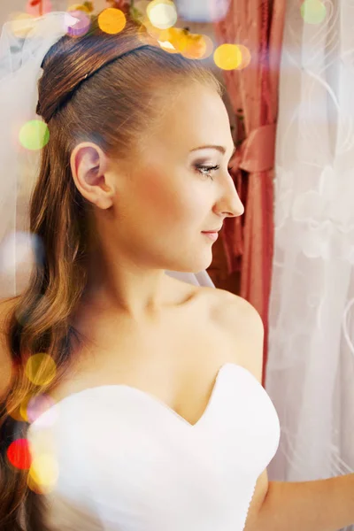 Gyönyörű Elegáns Menyasszony Kinéz Ablakon — Stock Fotó