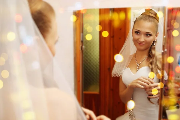 Gyönyörű Fiatal Menyasszony Tükörbe Néz — Stock Fotó