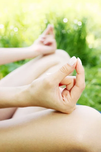 Kadınların Elleri Için Meditasyon Yoga Mudra Olarak — Stok fotoğraf