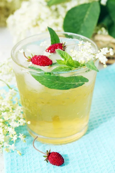 Uma Bebida Refrescante Fria Verão Feita Das Flores Mais Velhas — Fotografia de Stock