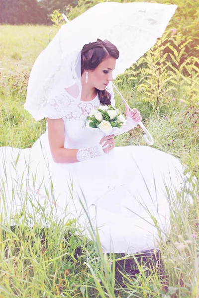Krásná Nevěsta Kytici Růží Deštník — Stock fotografie