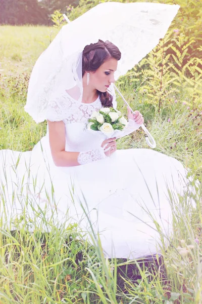 Mooie Bruid Een Bouquet Van Rozen Paraplu — Stockfoto