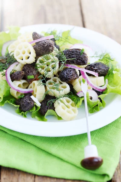 Pasta Con Spugnola Arrosto Cipolle Lattuga — Foto Stock