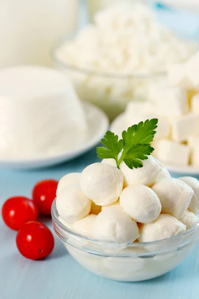 Kleine Mozzarella Kugeln Einer Durchsichtigen Schüssel — Stockfoto