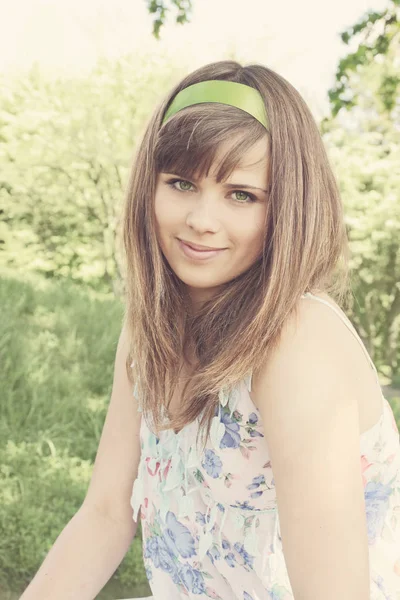 Vacker Ung Kvinna Med Ett Band Håret — Stockfoto