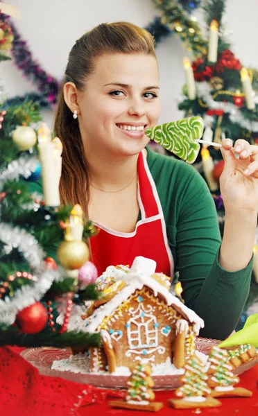 Ragazza Che Mangia Lecca Lecca Forma Albero Natale — Foto Stock