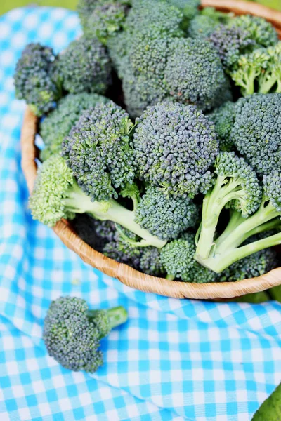 Verse Broccoli Een Mand Biologisch Voedsel — Stockfoto