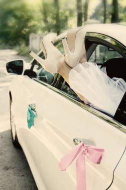 Gelin bacaklar renkli araba pencere, koymak.