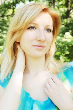 dikey doğa genç romantik kadını olduğunu