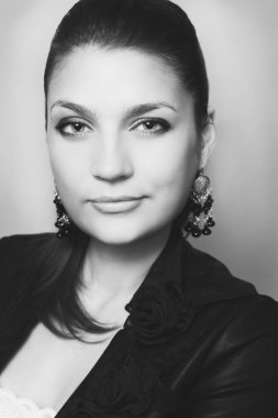 Kendine güvenen küpeli kadın portresi, yakın çekim.