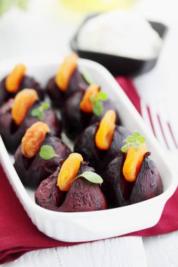 Kuru Kayısı ve ekşi krema ile pişmiş pancar