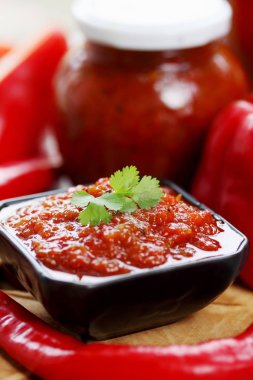 Baharat ile kırmızı tatlı biber turşusu