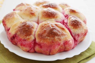 Maya, yemeğin fırında taze Erik pasta