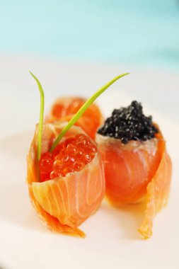Kırmızı ve siyah havyar ile doldurulmuş somon füme