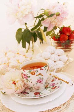 Bahar natürmort, sabah çay tatlı ile