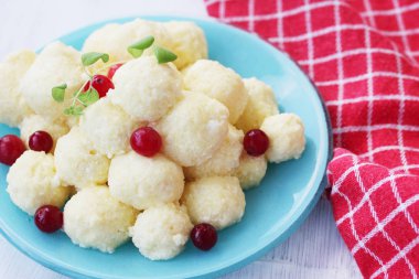 bir tabakta cranberries ile tembel köfte