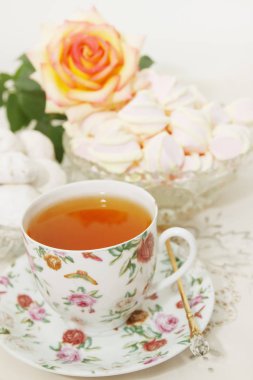 Bahar natürmort, sabah çay tatlı ile