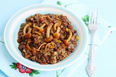 Mercimek yahnisi mavi üzerinde yabani mantar ile