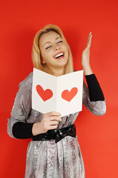 Mujer Leyendo Una Tarjeta Día San Valentín —  Fotos de Stock