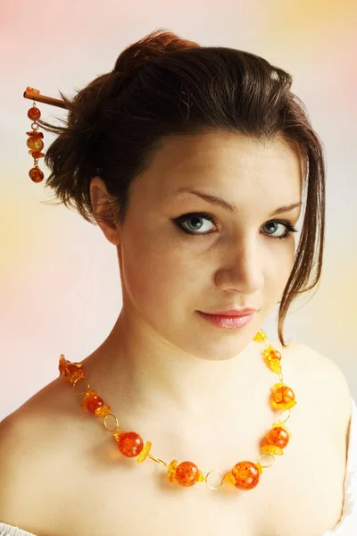 Beautiful Woman Amber Necklace Hairpin — Stock Photo, Image