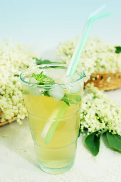 Uma Bebida Refrescante Fria Verão Feita Flores Mais Velhas Hortelã — Fotografia de Stock