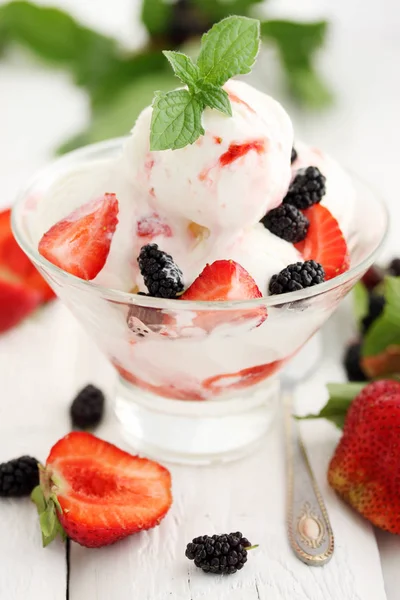 Gelato Alla Vaniglia Con Fragola Gelso — Foto Stock