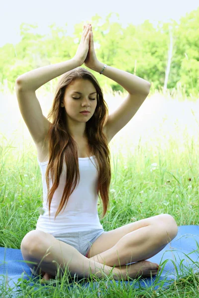 Genç Güzel Kadın Doğada Yoga Uygulamaları — Stok fotoğraf