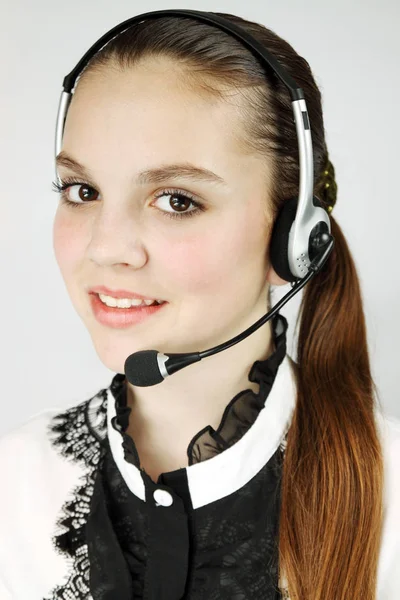 孤立在白色的年轻美丽电话中心女操作员肖像 — 图库照片