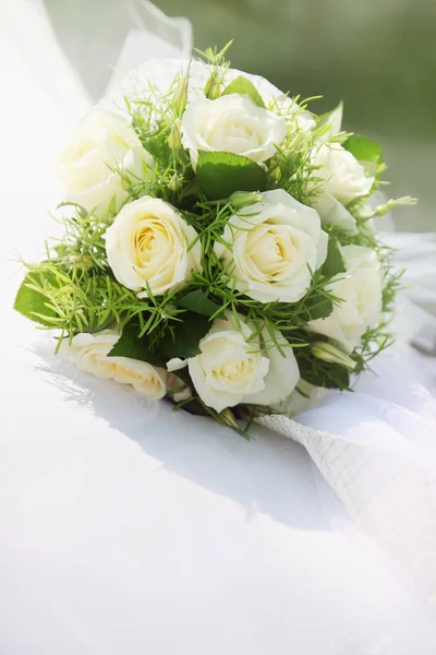白色汽车上的白玫瑰新娘花束 — 图库照片