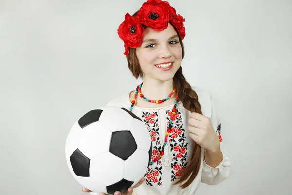 Frau Ukrainischen Anzug Hält Den Ball — Stockfoto