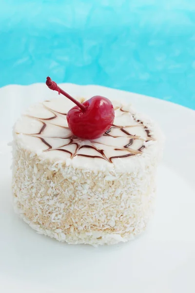 Kokoscreme Dessert Mit Schokolade Und Kirschen — Stockfoto