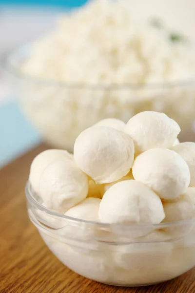 Kleine Mozzarella Kugeln Einer Durchsichtigen Schüssel — Stockfoto