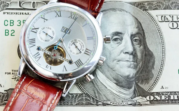 Reloj Muñeca Mentira Dinero Tiempo Dinero —  Fotos de Stock