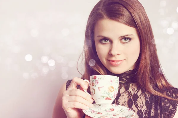 Молода Жінка Тримає Чашку Чаєм — стокове фото