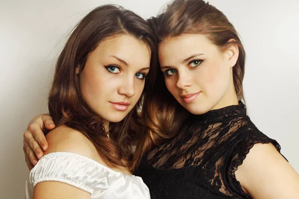 Deux Jeunes Filles Embrassent Tendrement — Photo