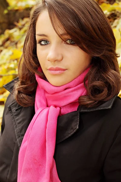 秋の公園で美しい若い女性の肖像画 — ストック写真